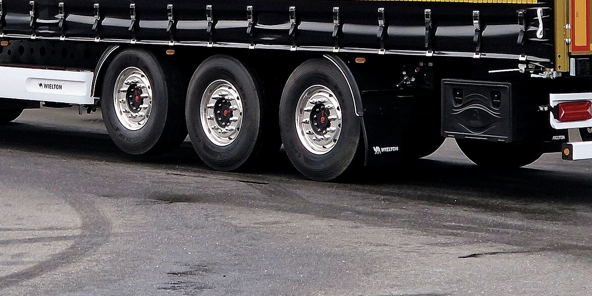 Curtainsider semi-trailer coupled to a tractor unit
